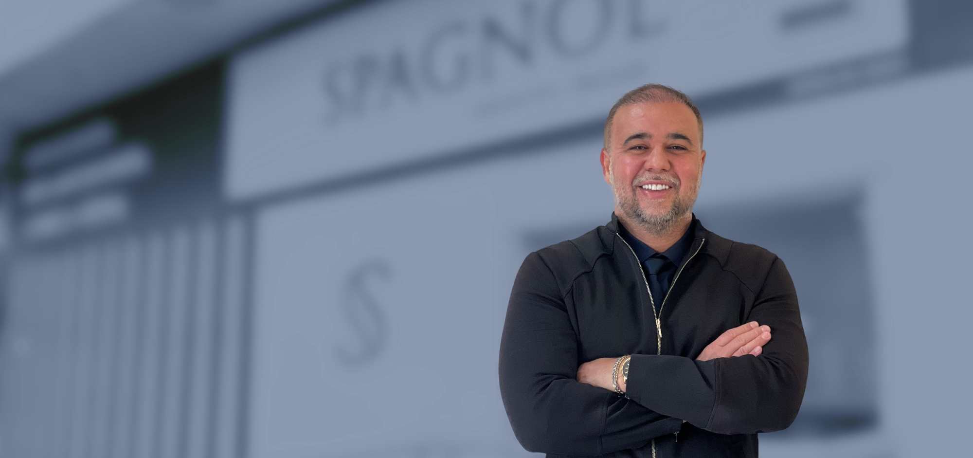 Banner com Dr. Flavio Spagnol e fundo borrado da fachada da clínica